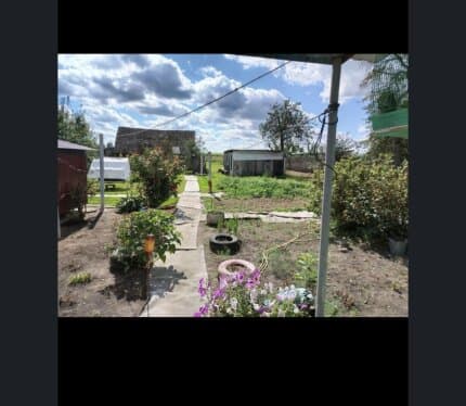 Дом находится в живописном месте рядом Красносельские карьеры на участке имеются плодово ягодные деревья, беседка, хозпастройки в соседней деревне где-то 1 км находится магазин школа садик до Волковыска 14 км ходят автобусы торг уместен