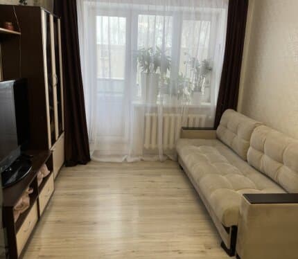 Продается 1-комнатная квартира (29,2 м2 по СНБ) в г. Гомель, ул. Богдана Хмельницкого, 95. Квартира на 5-м этаже,5-ти этажного кирпичного дома. В доме был сделан капитальный ремонт в 2025 году. Спокойный подъезд. Во дворе дома школа, рядом детские сады, автомобильная стоянка, недалеко гипермаркет Грин. Рядом магазин «Два гуся», «Хит». Рядом пляж. Ухоженный, просторный двор.