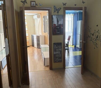 Сдам 1 кмн кВ порядочным людям на длительный период по договору аренды. Район Ковалево. Мебель, техника, кондиционер. Прописан 1 человек. Воспитанные животные не проблема.