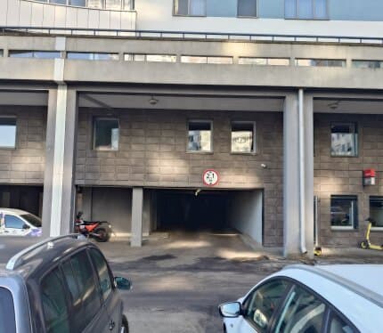 Сдам в аренду машино-место у стены на нижнем уровне по адресу пр. Победителей 129. Площадь: 11,8м2. Система пожаротушения. Видеонаблюдение 24/7. Автоматические ворота (въезд и выезд по определителю гос. номера) при желании снабжу пультом. Коммунальные платежи учтены в стоимости (дополнительных платежей нет). Машино-место сдаётся официально, с подписанием договора аренды. Предпочтительно на длительный срок.
