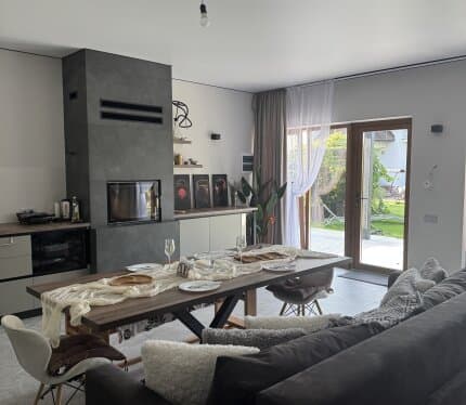 Дом студия с сауной в черте города. В бане до 6 человек, спальных мест 2. Есть все необходимое для отдыха. Есть большая терраса. Мангал.