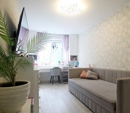 Сдаю отдельную просторную комнату с мебелью и всей необходимой бытовой техникой, метро рядом ,чистая и аккуратная ,под ключ.