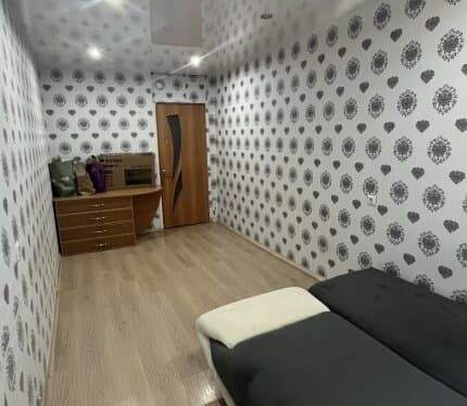 Сдается комната 14м в 3-комнатной квартире ДЕВУШКЕ. В квартире проживают 2 девушки. Подробности по телефон