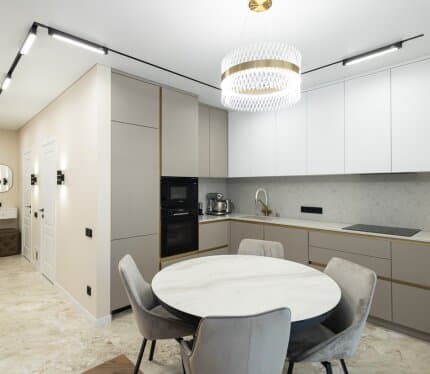 Продается трехкомнатная квартира в центре Минска с МАШИНОМЕСТОМ!