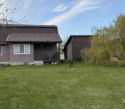Сдается дом с участком 6 сот, находится 4 км от г. Минска. Все условия для жизни. Дорога к дому асфальтированная, парковочные места. Доступен от мая. Период май- сентябрь 400 От октября - 300 На зимний период предоставляем дополнительную скидку 50 АГЕНСТВА ПРОСЬБА НЕ БЕСПОКОИТЬ!