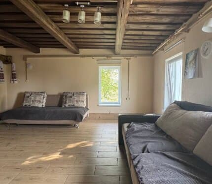 Сдаётся уютный домик в д. Зябки. Дом расположен на хуторе, ближайшие соседи находятся в 1км. В Вашем распоряжении все блага цивилизации: туалет с биде, душ, индукционная плита. Имеется баня, уличный туалет, мангальная зона, большая застеклённая беседка, футбольное поле, гамак, подвесное кресло. Рядом с домом есть два озера Долгое и Свядово , ближайшее в 500 м. На обоих озёрах прекрасные песчаные заходы, отличная рыбалка. В доме две просторные комнаты, до 7 спальных мест и большая кухня-гостиная.