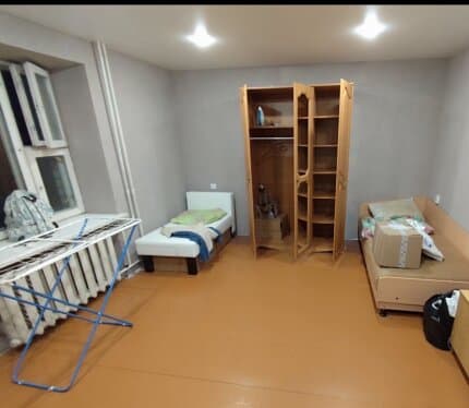 Комната в центре города без проживания хозяев. В квартире имеет вся необходимая мебель и бытовая техника для комфортного проживания. В пешей доступности остановки общественного транспорта и учреждения образования. Срок аренды и прочие условия обсуждаются при встрече