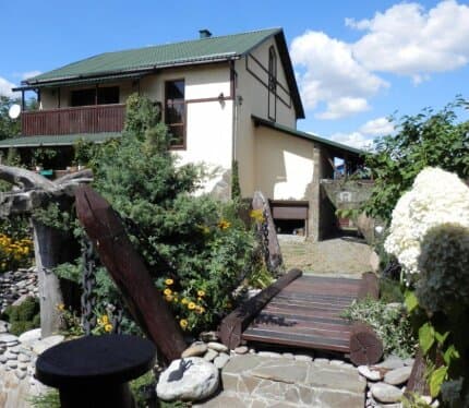 Неповторимый и качественный дизайн. Ухоженная территория с растущими реликтовыми соснами и елями, зона барбекю, пруд. Размещение до 3-х спальных мест. Договоренность и условия проживания и оплаты по телефону, заключение договора аренды, возвратный депозит в размере месячной платы.