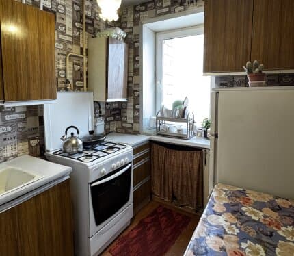 Продается однокомнатная квартира малосемейного типа в спальном районе в жилом состоянии. Это идеальный вариант для тех, кто ищет недорогое жилье. Квартира представляет собой компактное, но функциональное пространство, включающее жилую комнату, кухню, санузел и прихожую. Отличная возможность создать уютное жилье по своему вкусу. Удобное месторасположение, обжитый район с развитой инфраструктурой. Хорошее транспортное сообщение. Приглашаем на просмотр.