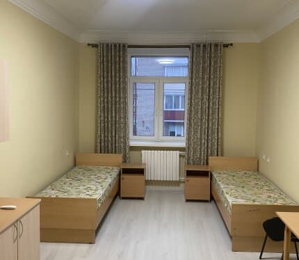 Соборный дом Богоявленского кафедрального собора расположен в самом центре города в 10 минутах ходьбы от вокзалов и в в одной минуте от главной прогулочной улицы города с кафе, ресторанами и достопримечательностями. Рядом круглосуточная аптека, рынок, магазины. В доме есть церковная лавка собора. Второй этаж предназначен для проживания гостей и оборудован двумя общими кухнями, туалетами и душевыми кабинами. Запрещается курение, пьянство и непристойное поведение.