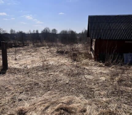 Продаю участок с домом под снос или реконстукцию красивое живописное место, в конце участка речка можно сделать , водоем, калонка через дорогу дом у асвальтипованной дороге не трасса соседи есть электричство нужно проводить опора на участке , участок под уклоном , в 5 минутах хотьбы озеро
