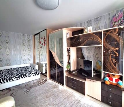 Сдаётся комната на время сессий и командировок, 5 мин пешком до метро "Кунцевщина". Оплата 25 руб. в сутки за одно койко-место. Если вся комната, без подселения - 40 рублей в сутки. Сумма в объявлении указана за 15 дней. Постельное бельё предоставляется, бытовой техникой на кухне и посудой пользоваться можно. Квартира чистая и очень уютная. В другой комнате проживает хозяйка