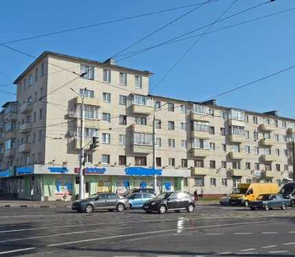 Продается двухкомнатная квартир в кирпичном доме, расположенная в одном из самых желанных районов города, всего в 10 минутах пешком от исторического центра. Рядом находятся : парк для прогулок вдоль р.Витьба, спорткомплекс «Динамо», вузы : медицинский университет, ветеринарная академия и корпус пед.университета, что делает ее удобной как для проживания, так и для сдачи в аренду. Квартира представлена в состоянии «под ремонт».