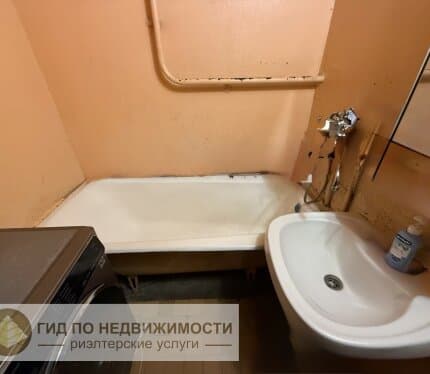 Продается две комнаты (59/100 долей) в 3-комнатной квартире по адресу: Гомель, пр-т Речицкий, д.87, к2. Доля, которая продается, предусматривает проживание в двух комнатах 10,2 м. кв. и 12,2 м. кв. с примыкающей лоджией. Окна ПВХ, косметический ремонт. В общем пользовании кухня, коридор, ванная, туалет, санузел.