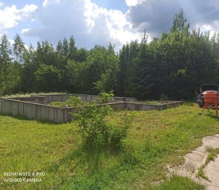 Отличный участок с хорошим фундаментом. Есть архитектурный проект. Рядом столб с электричеством. Возможно подключение к сезонной воде(вдоль участка водопровод).Участок приватизирован. В двух километрах станция электричек, в нескольких километрах грибной лес. Возможен торг.