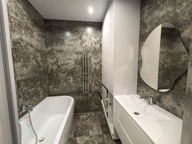 Новая евротрешка в 10 минутах от метро Ковальская Слобода .Окна спальни выходят во двор. Общая кухня-гостинная и спальня с балконом. Санузел с душевой...