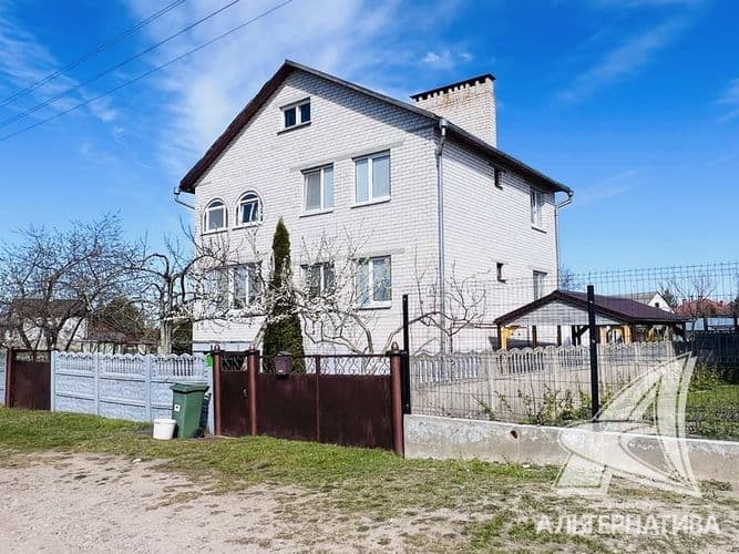 Жилой дом в г.Бресте. 2001 г.п. 2 этажа, подвальный этаж. Общ.СНБ - 259,2 кв.м, общ.- 174,3 кв.м, жил.- 96,6 кв.м, кух.- 11,6 + 11,4 кв.м. 6 комнат, в...