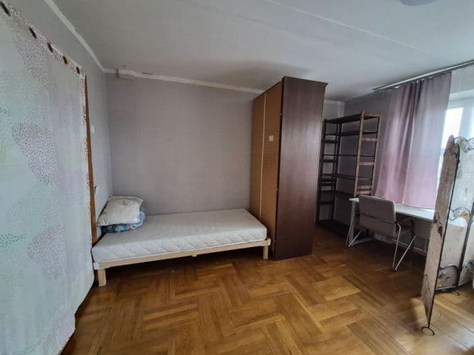 В 4х-комнаиной квартире сдаётся в аренду пол комнаты (подселение) парню предпочтительно студенту (мужчин 40+ прошу не беспокоить) . Все удобства имею...