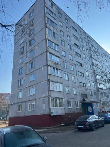 Продается светлая , теплая двухкомнатная квартира на 1 этаже (высокий цоколь) В квартире и на лоджии установлены окна ПВХ, жилые комнаты не проходные...