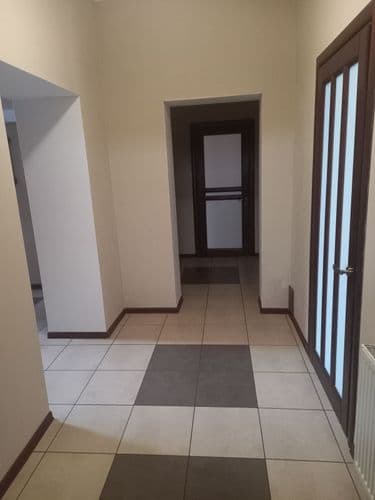 Сдам в аренду часть дома с отдельным входом. Удобное расположение в 2х минутах ходьбы от остановки, в шаговой доступности магазины, школа, детские сад...