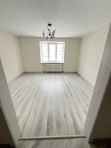 В Центре города в связи с переездом выставлена на продажу шикарная 3-комнатная квартира с абсолютно новым капитальным ремонтом и мебелью. Квартира рас...