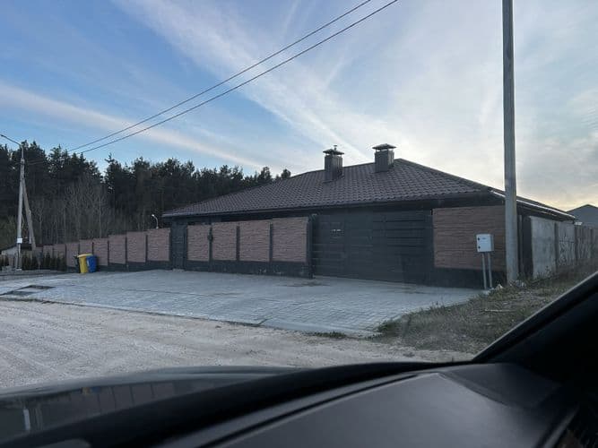 Дом в хорошем месте.рядом лес,юбилейное озеро.на территории беседка с мангалом,плитой,тандыром.бассейн,вольер. Возле дома всё обустроена.в доме живут....