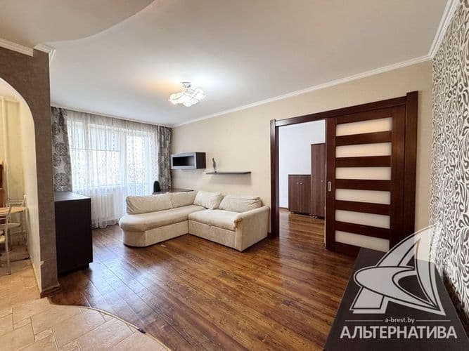 2-комнатная квартира, г. Брест, пр-т Машерова, 1960 г.п., 3 / 5 кирпич, 43,5 / 42,6 / 27,5 / 6,1, санузел совмещенный, балкон, подвал, деревянные стек...