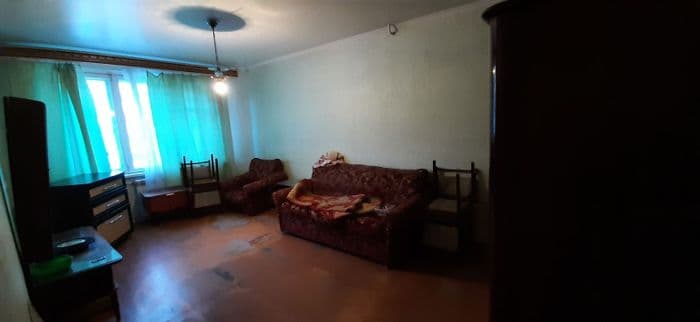 Продаётся 2х квартира в Железнодорожном районе.Одна из комнат проходная( возможно её отделить перегородкой). Окна деревянные (старые). Дверь входная м...