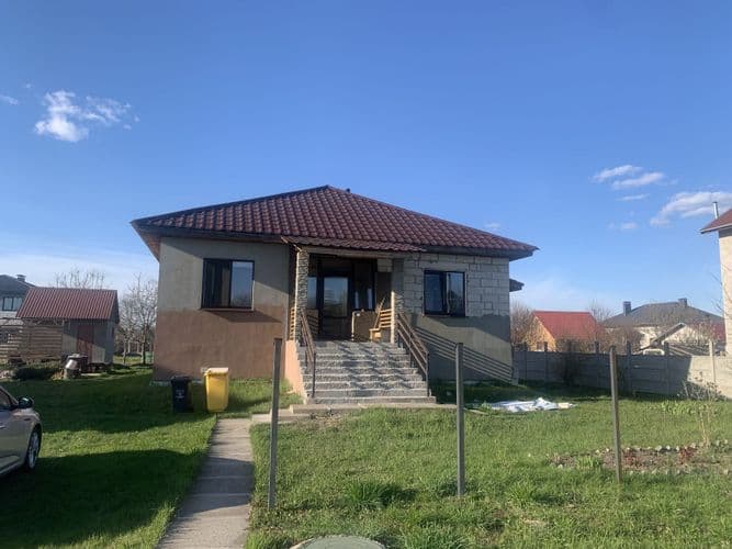 Современный одноэтажный дом 2021 года постройки по улице Морковное поле, 6 , район Заднепровье. Дом расположен в месте, где сочетаются тишина и быстры...