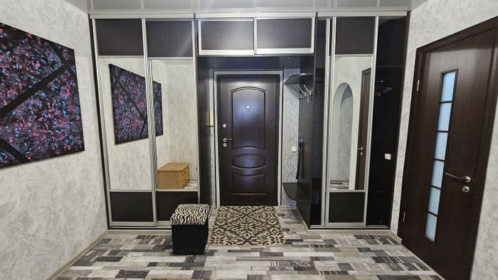 Сдается светлая, уютная однокомнатная квартира в престижном районе города. Есть все необходимое для комфортного проживания: холодильник, стиральная ма...