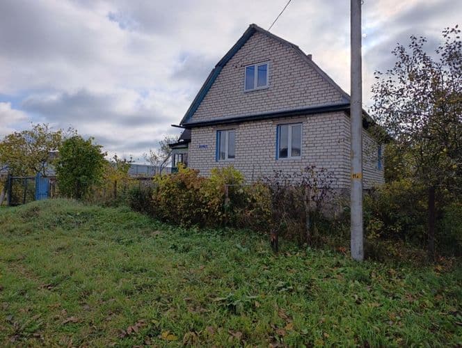 Продается дом в Смолевичском районе. 2 км от трассы М1. Центральное круглогодичное водоснабжение. Дополнительно сделана скважина 70 метров. Через дере...