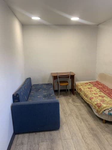 Комната находится в 30м от остановки боровляны 6 . Останавливаются 113.115.143.145. Автобусы и все проходящие через боровляны маршрутки . До Карбышева...