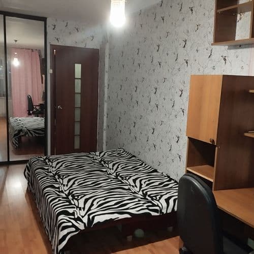 Две комнаты в трёхкомнатной квартире без хозяев. Комнаты закрываются. В одной комнате диван, шкаф -купе, стол, телевизор. В другой диван, кровать, шка...