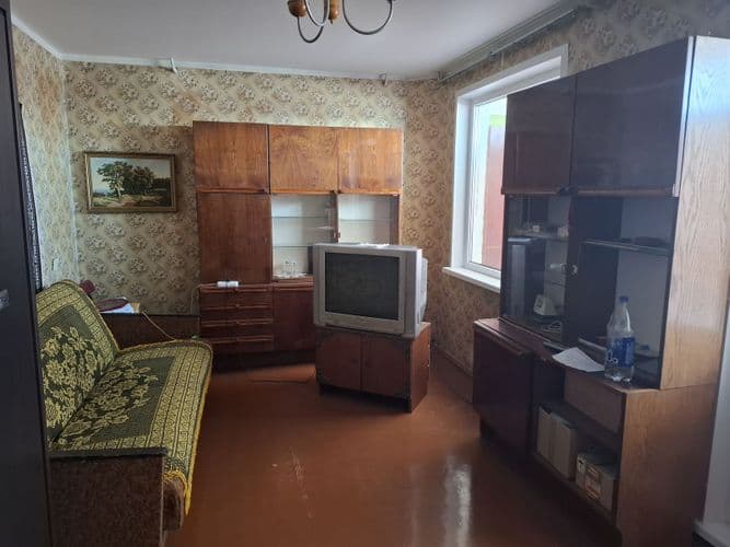 Ремонт старый. Но квартира аккуратная. Натяжные потолки, остекление пластиковое. Улучшения в счёт аренды приветствуются. Договор, предоплата за месяц ...