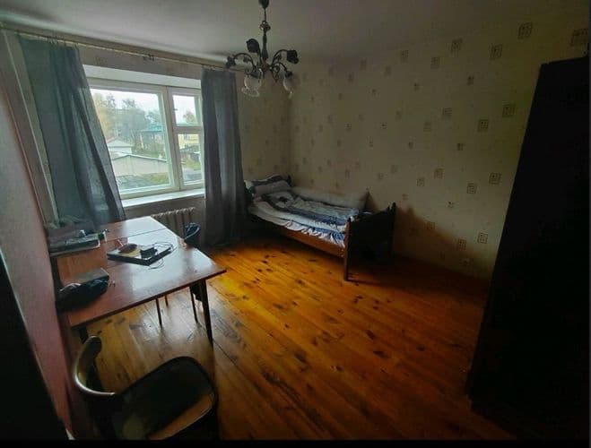 Сдаю на длительный срок по договору, Оплата 400 руб плюс коммунальные. В квартире прописано 3 ч.ел. Есть холодильник, стиральная машина.