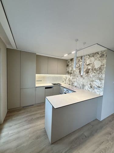 Абсолютно новая квартира с дизайнерским ремонтом! Продается уютная и светлая 3-х комнатная квартира по ул. Красная, д.2 . Никто не жил! Ремонт заверше...