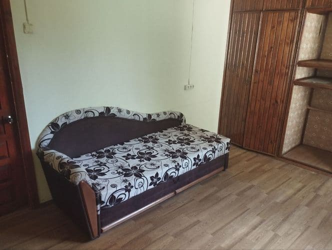 Сдается изолированная комната (закрывается на ключ) для 1-го человека, со всей необходимой мебелью, в большом доме (150 м.кв.). В доме имеется гостина...