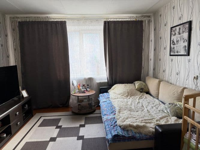 Квартира расположена в хорошем, спальном районе, школы, магазины, детские сады, все рядом, дом кирпичный, квартира очень теплая, соседи отличные, окна...