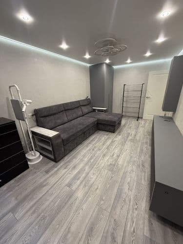 Сдается комната в 2-х комнатной квартире. Комната огромная светлая с балконом и большим шкафом и 2-х спальным диваном. В другой комнате проживаю я (н...