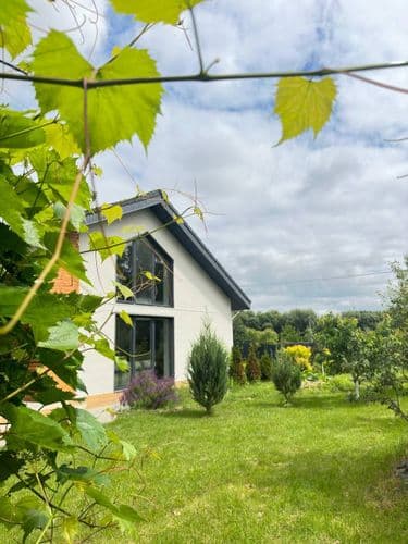 Продаётся просторный, уютный 2 уровневый дом - для большой семьи или для тех, кто ценит комфорт, пространство и природу : по адресу: ул. Максима Богд...