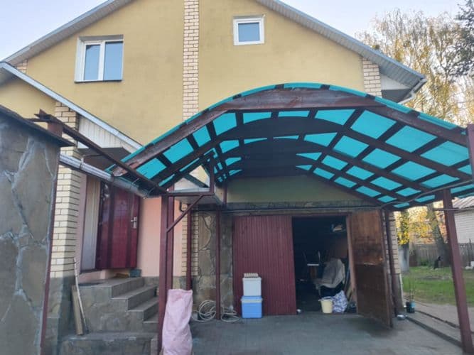 Сдается благоустроенный дом на 6 месяцев. Есть зарядка для электро автомобиля. Собственник