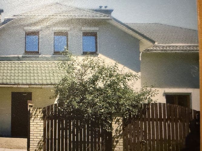 Пол дома полностью изолированного и с отдельной разграниченной территорией и входом. Скоростной интернет. Хорошее состояние. Желательно под офис.