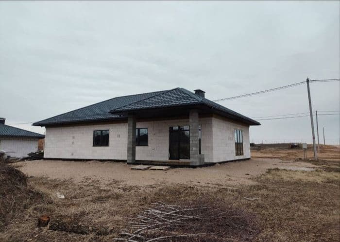 Продаю дом с участком 10 соток,запроектированы баня, бассейн и пруд, процесс готовности 63%, все документы подтверждающие на руках.Фундамент ленточный...