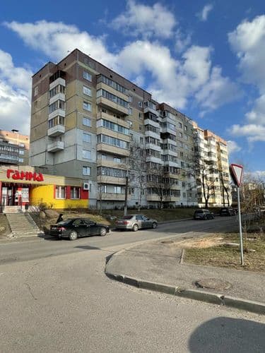 Продаётся большая 3-комнатная квартира в микрорайоне ЮГ-5, на проспекте Черняховского, д. 42 (район 40-й школы). Квартира расположена на 2-м этаже 9-...