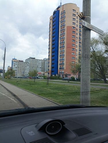 Квартира расположена в сердце района Ковалева. В шаговой доступности магазины, рынок, спортивный комплекс. Есть пешеходная улица для прогулок. Напроти...