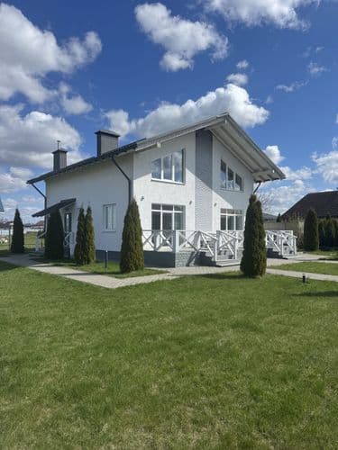 Стильный, уютный и современный дом в молодом коттеджном поселке в 20 км от Минска! Двухэтажный коттедж, площадью почти 180 м2, расположен на крайнем...