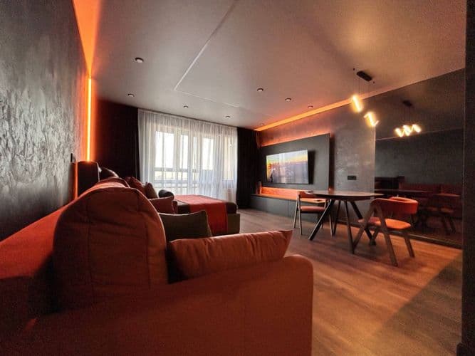 Небоскреб. Студия премиум на 21 этаже: ванна, халаты, 70'' Smart TV, кофемашина.