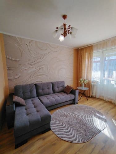 Центр Белицы, остановка 2школа, до дома 2 минуты ходьбы. Зал большой, есть ролдверь для разделения гардеробного пространства , 2 больших шкафа купе, н...