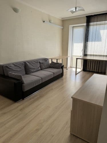 Квартира расположена по адресу: проспект Победы, 11 в центре города. В пешей доступности: жд вокзал, супермаркет, продуктовый магазин на первом этаже...