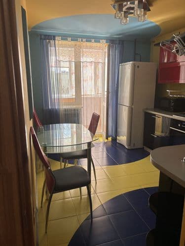 Сдам солнечную 1 км. квартиру в мкр. районе Ковалево. Мебель, бытовая техника, кондиционер. Камеры видеонаблюдения во дворе и в подъезде. По договору ...